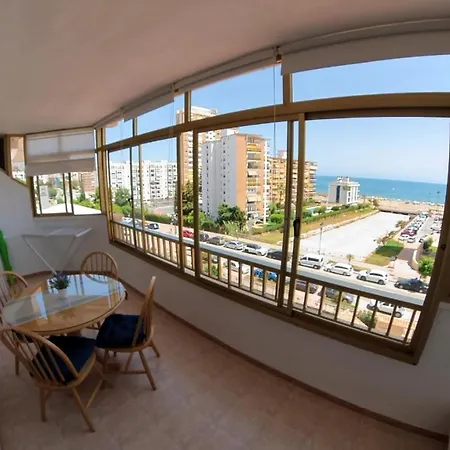 Poseidón Frente A La Playa *